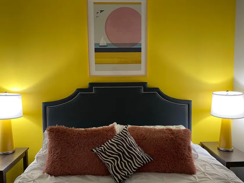 SKYWALK ACCESS+IN THE ❤️ OF DOWNTOWN+KING BED+WIFI - Image 1