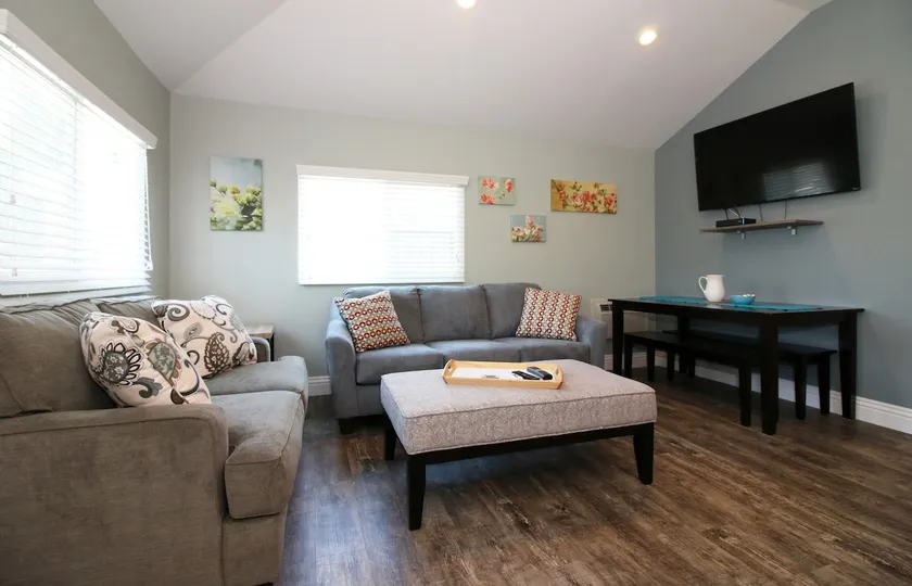 Fully Renovated Beach Cottage - 2 blocks beach - Image 1