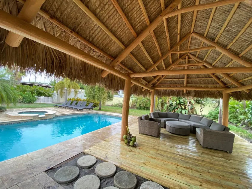Paradise Resort, With Pool, & Mile Away From the Beach - Image 1