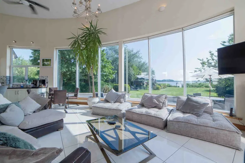 Perfect Villa Escape With Lake View & Hot Tub 20+ - Image 1