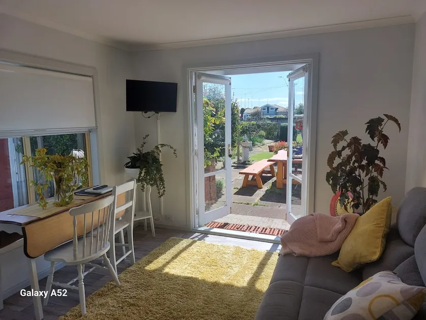 The Red Door - 1 Bedroom Studio and Bfst - Image 1