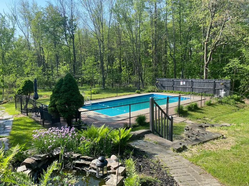Cozy cottage with pool, walking distance to lake - Image 1