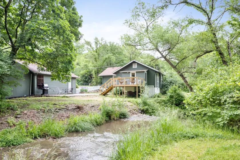 Waterfall Garden Cottage Lux Beds 5 Min. 2 DT KCMO - Image 1
