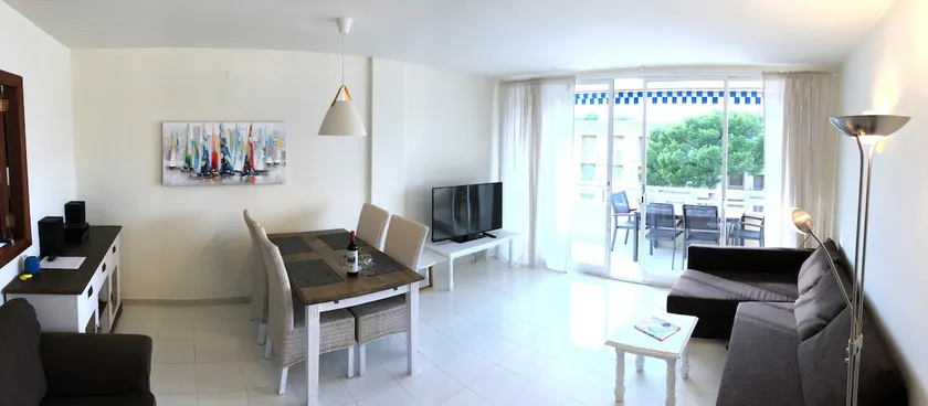High speed wireless & aircon in great location - Image 1