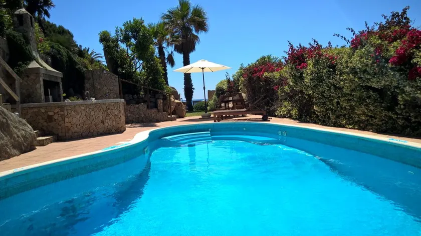Villa + pool on the beach - Image 1