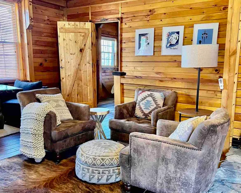 Cozy 2BR Post & Beam Cabin - Be Near Everything! - Image 1