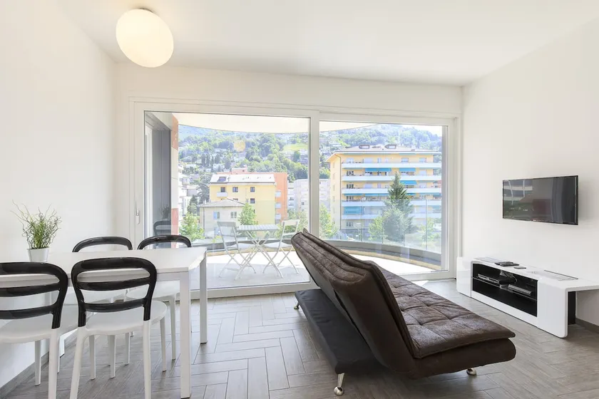 White flat with balcony (Roggia 15) - Image 1
