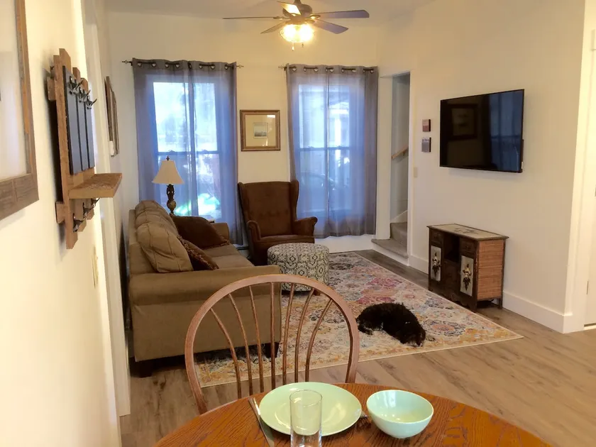 Bright 2 Bedroom On The Hill - Image 1