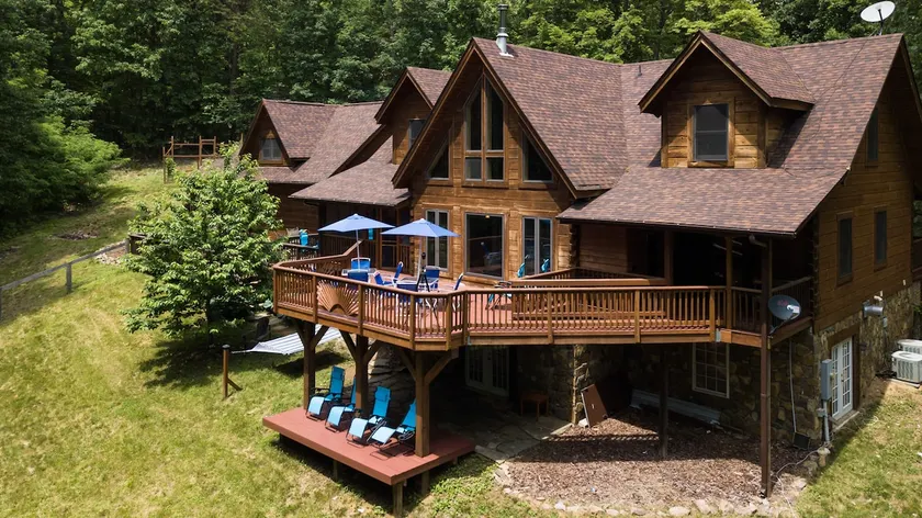 Secluded Log Villa 6700sf Hot Tub-Sauna-19 Acres - Image 1