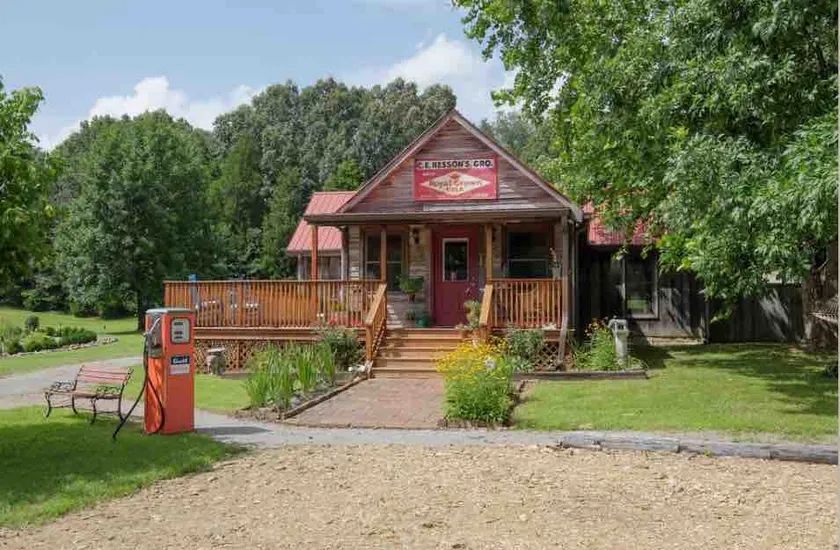 Country Cottage - Image 1