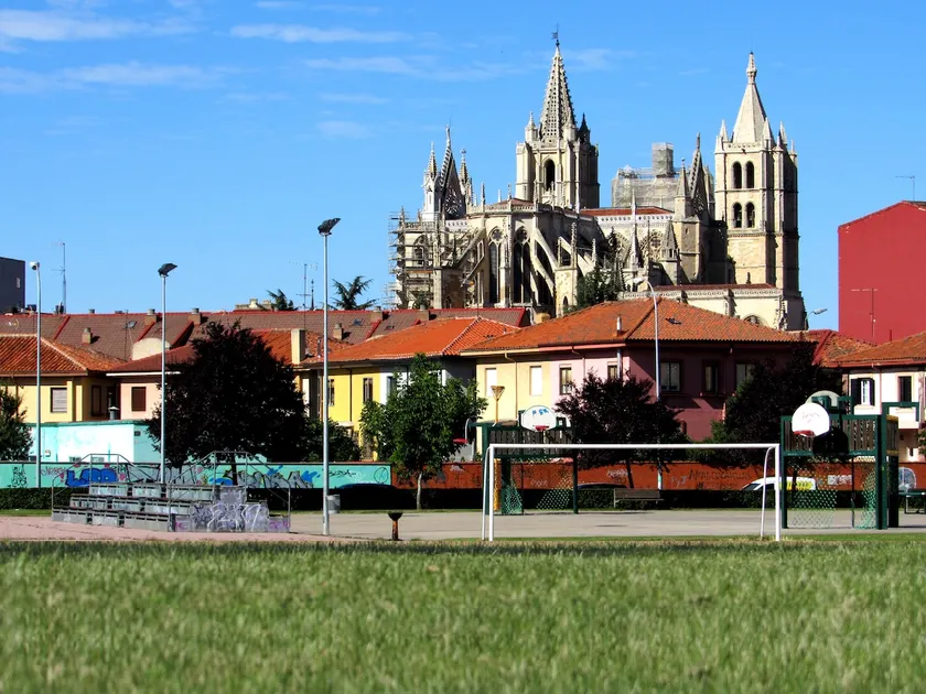 Free parking. Parks de la Catedral de León - Image 1