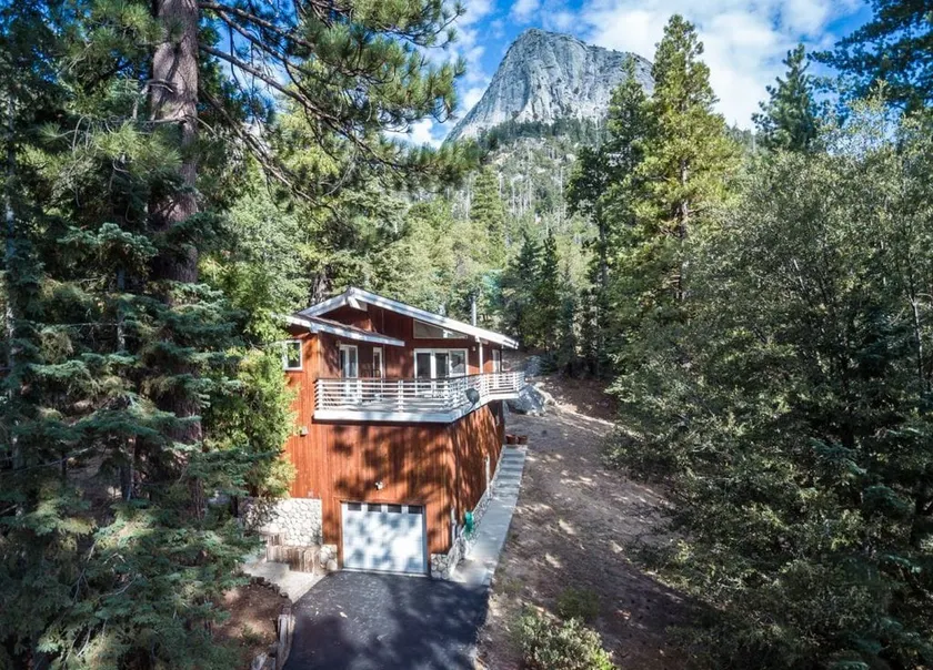 Modern Cabin with Stunning Mountain Views - Image 1