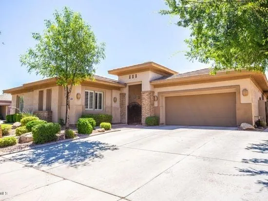 Large Luxury Gilbert single story home w/3 en suites - Image 1