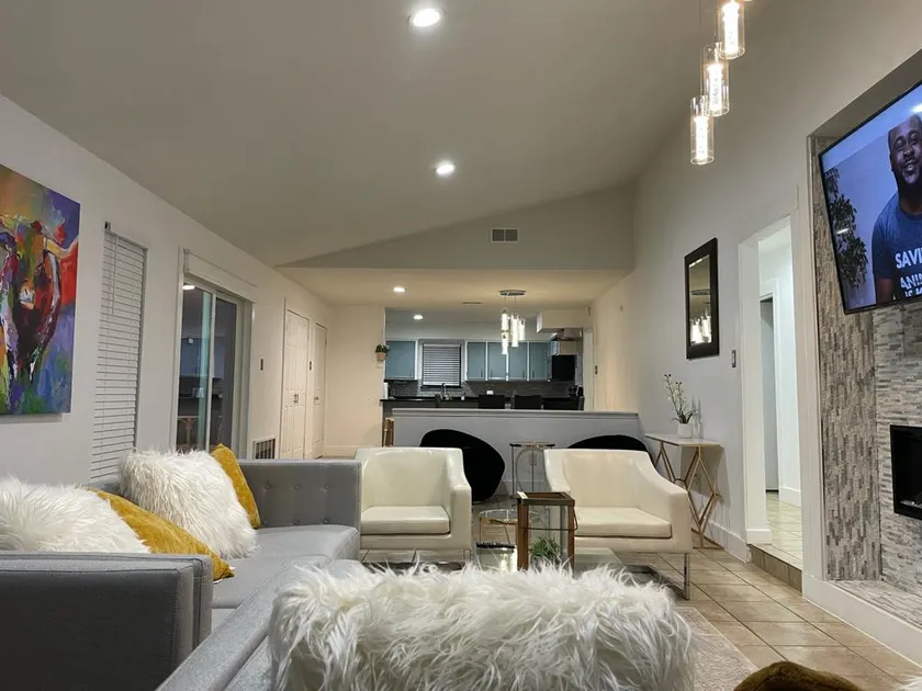 Luxury 3 Bedroom Home Minutes From DFW and Dallas Love Field Airports - Image 1
