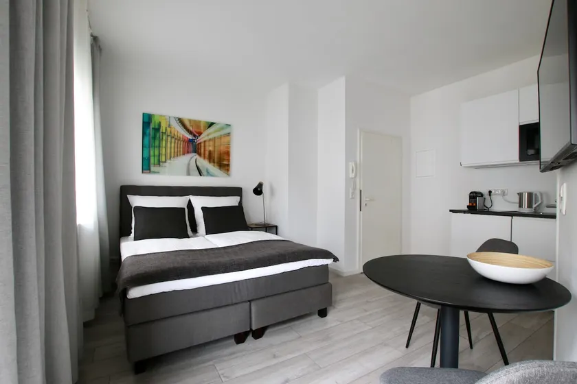 Cozy studio with balcony in great location - Image 1