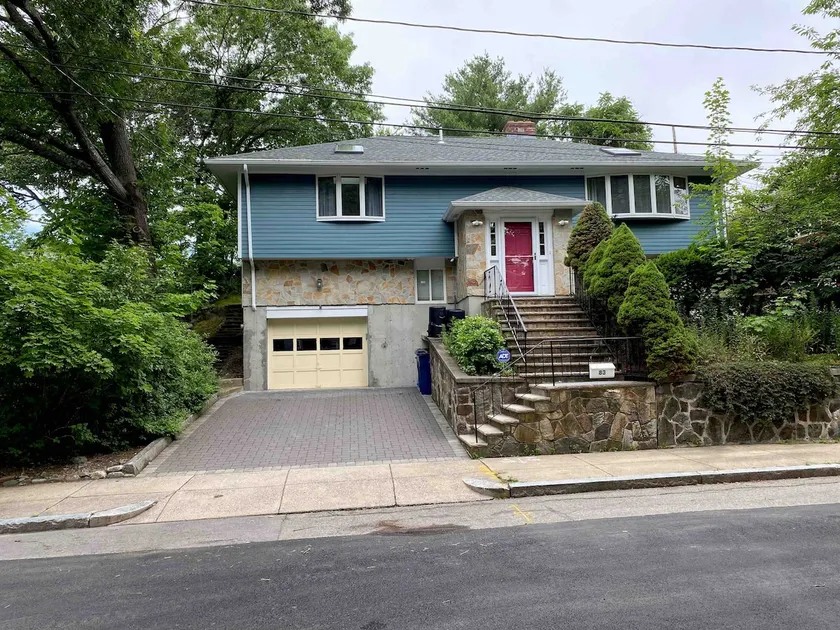 Beautiful single family house built on a hill - Image 1