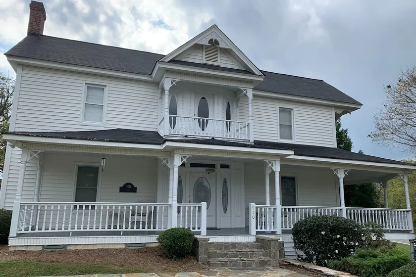 Cozy, Country Farmhouse, Entire House - Image 1