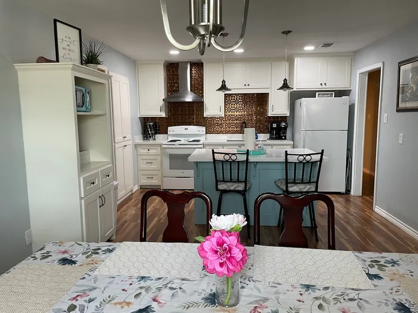 City Center Home, Comfortable & Cozy 3Bed/ 2Bath - Image 1