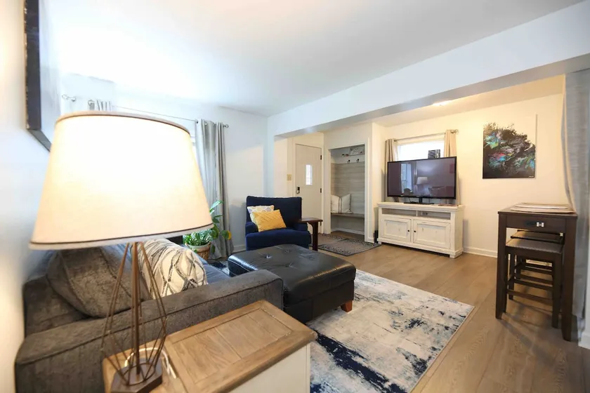 Quaint Bungalow/Sleeps 4/Close to Downtown - Image 1