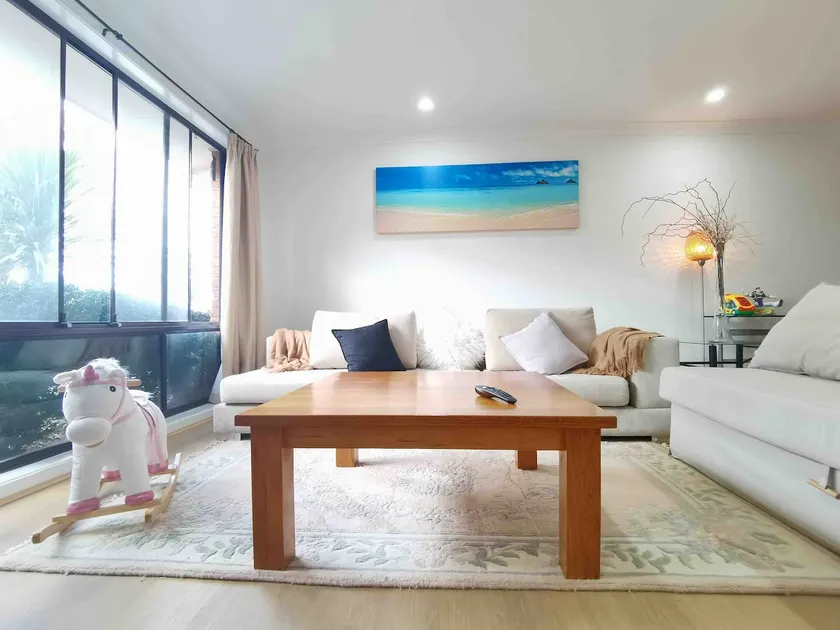 Cheerful 4-bedroom home with natural backyard - Image 1