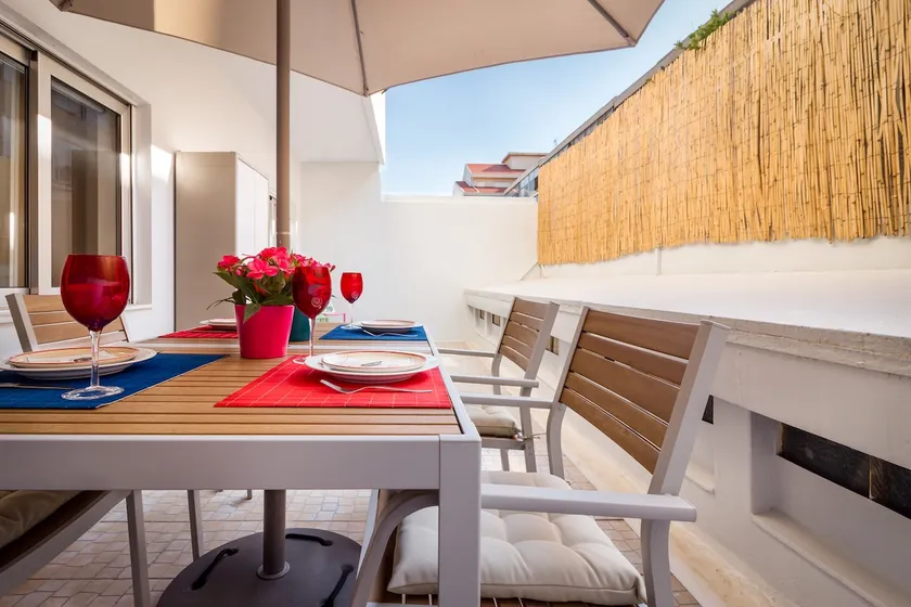 Exquisite Retreat in a Traditional Area of Porto - Image 1