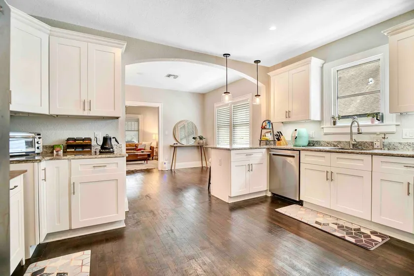 King/Queen Bungalow w/ porch | central vibey area - Image 1