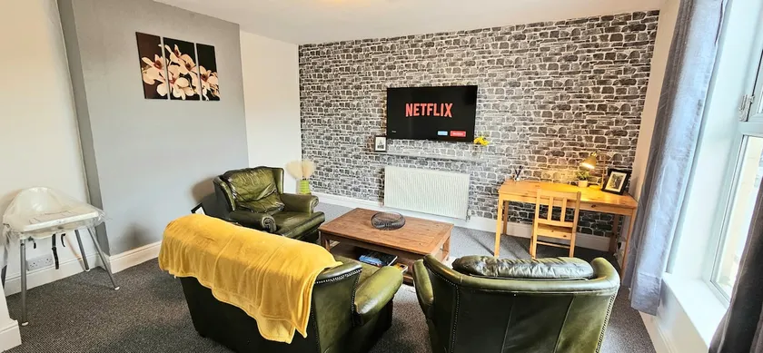 Bella's Place - Newly refurbished 3 bedroom duplex apartment - Image 1
