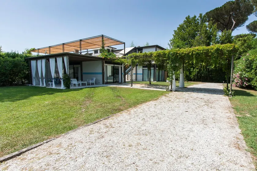 Architectural Gem by Papi with Garden near Sea - Image 1