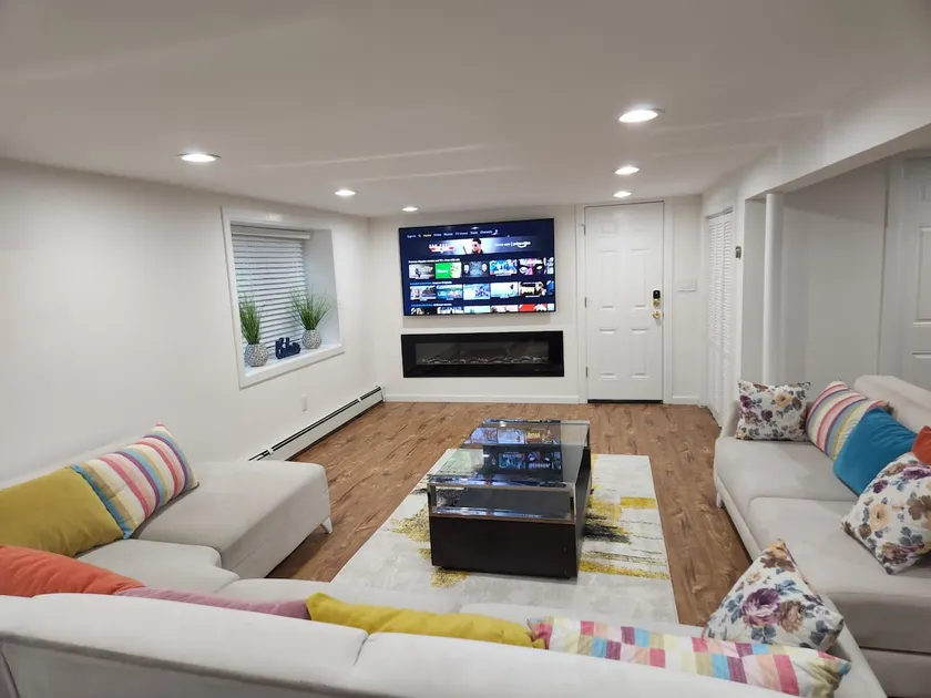 Lovely 1-bedroom rental unit with indoor fireplace - Image 1