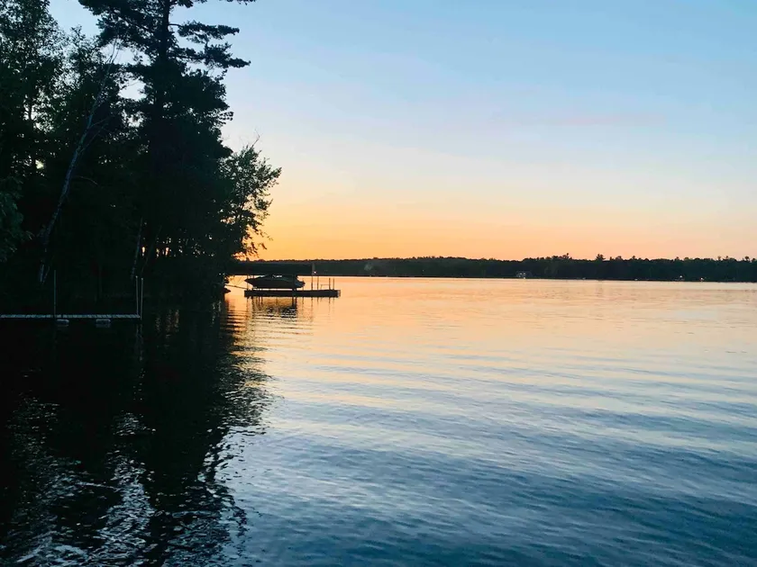 Beautiful 2 bedroom lake home w/200’ of shoreline. - Image 1