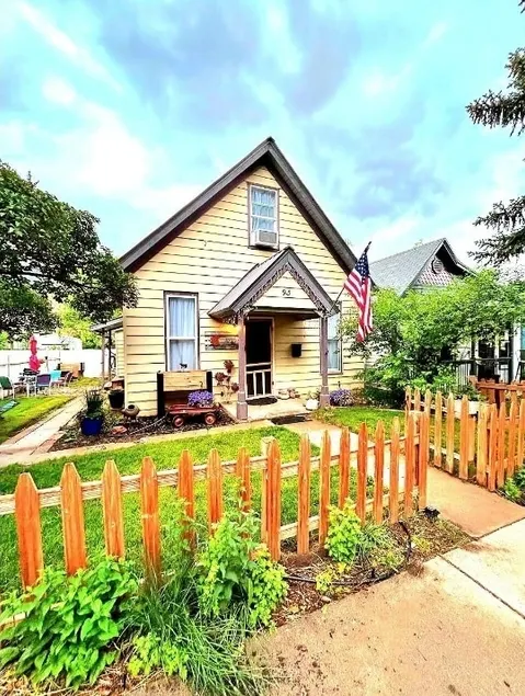 Mountain Victorian+Heart of Downtown+Kitchen+Yard! - Image 1
