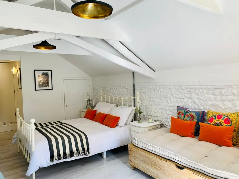Stylish Cosy Loft • Countryside Stay + Town Access - Image 1