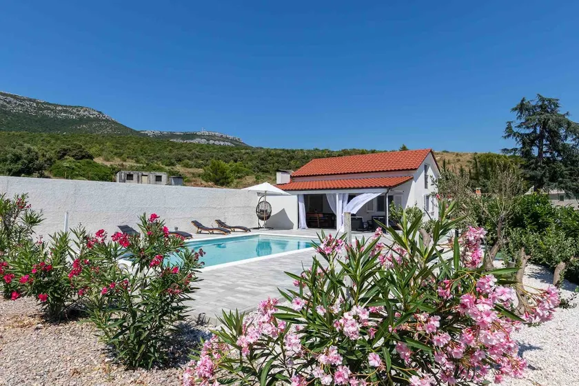 Big heated pool 40m2 with hidromassage and BBQgril - Image 1