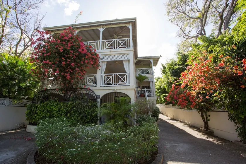 Idyllic Beach-Access Apartment - Image 1