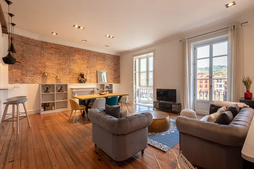 Comfort and Design with a View of the Old Town - Image 1