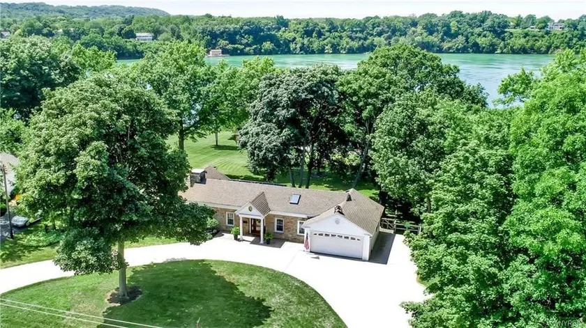 Niagara River Escape in Lewiston + Free Parking - Image 1