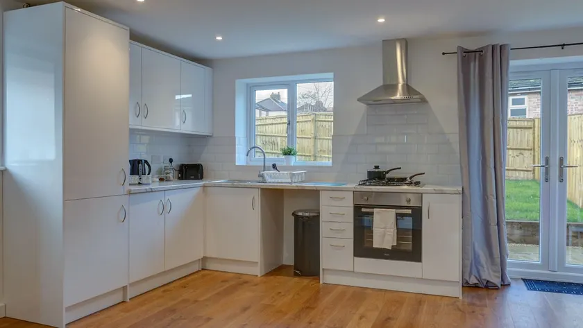 Didcot- Private Flat with Garden & Parking 04 - Image 1
