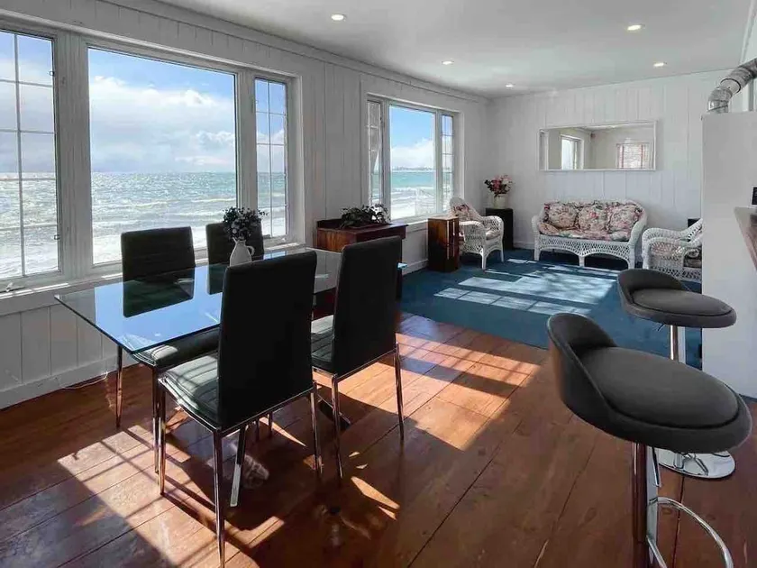 Niagara Dreamhouse on the Lake|Private Sandy Beach - Image 1