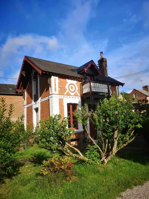 Detached house in a park - Image 1