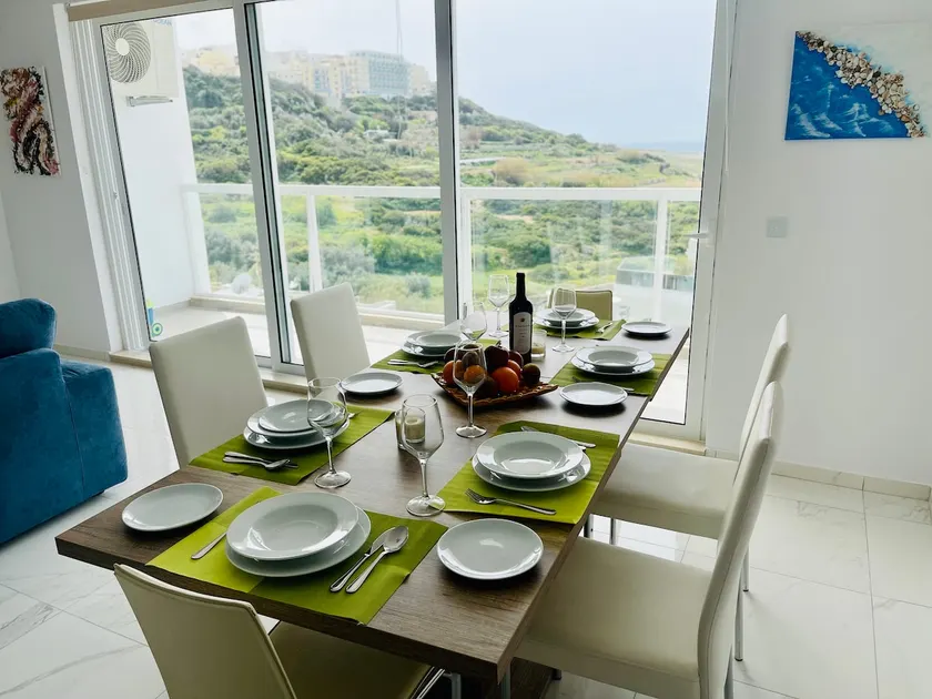 High-end apartment w/ 360 country & sea views - Image 1