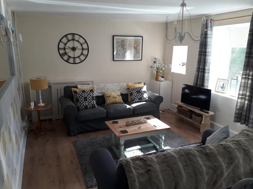 Lovely spacious cottage Llantrisant near Cardiff - Image 1