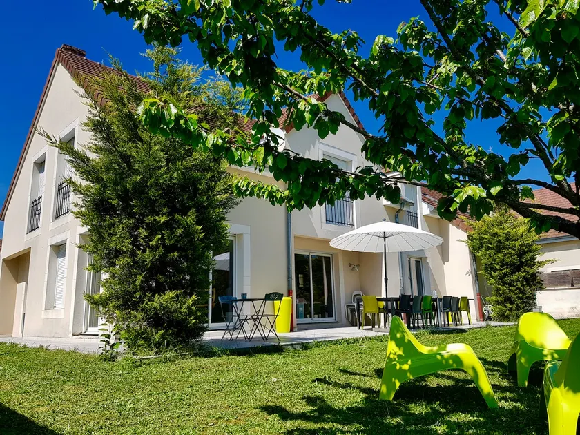 Contemporary Villa in Burgundy Furnished 4* Classified - Image 1