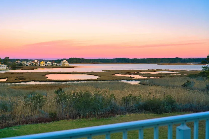 Waterfront Haven: Moments from the Beach! - Image 1