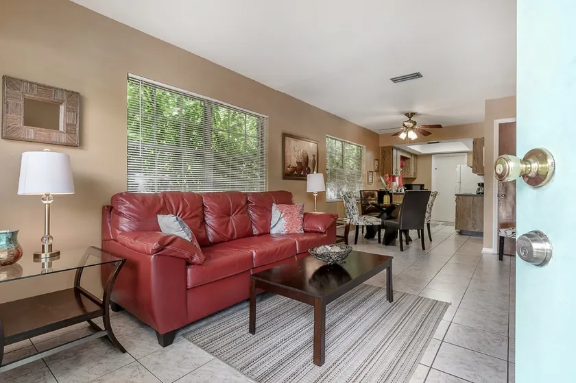 Walkable 2/2 apt in the heart of Brandon! - Image 1