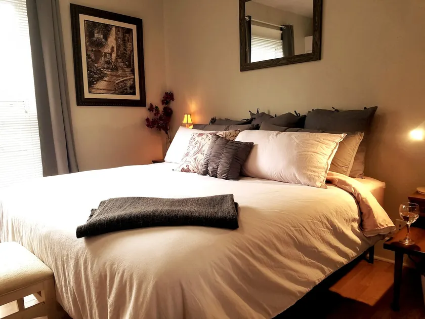 Clean Urban retreat in central downtown location - Image 1