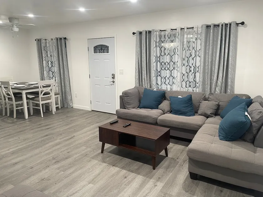 3 bed home &plenty space front & back yrd in Azusa - Image 1