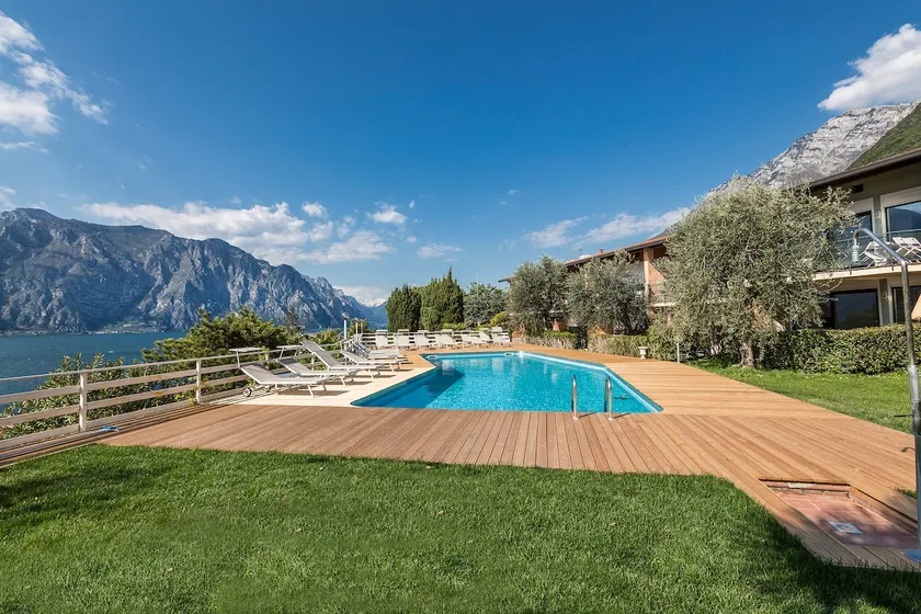 Two-room apartment overlooking the lake in a residence with swimming pool - Image 1