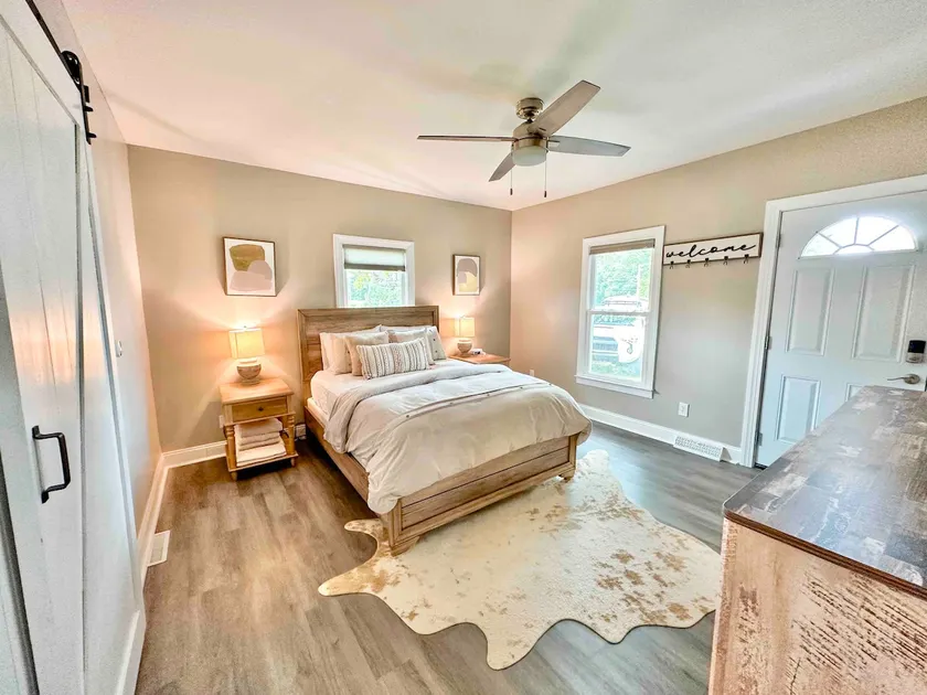 Reagan’s Retreat~ Farmhouse Cottage on 45 acres~Hot Tub, Fire Pit - Image 1
