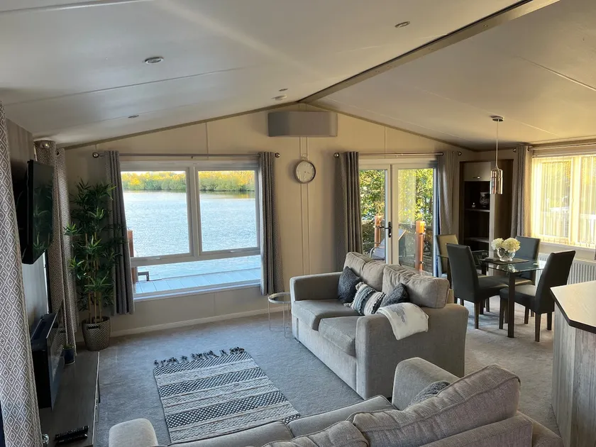Luxury lakefront 3 bedroom lodge with Hot tub - Image 1