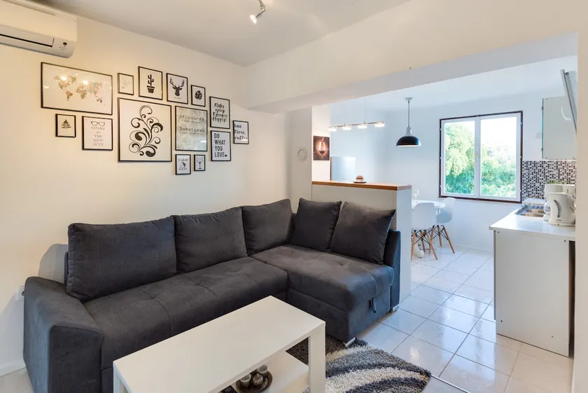 Mel's Place - Image 1